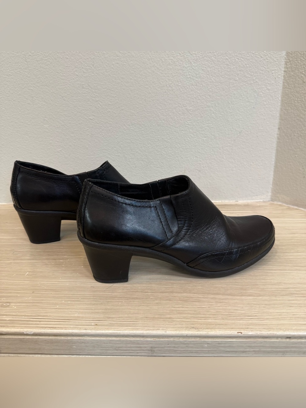 Michelle D Classic Black Leather Low Heel Women's Slip-On Shoe size 7.5